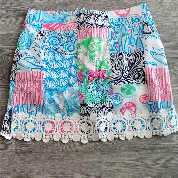 Lilly Pulitzer Dresses & Skirts - Lilly Pulitzer Skirt with built in shorts. Size 0